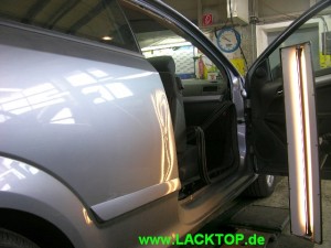 Delle mit Reflektion der Ausbeullampe im Lack